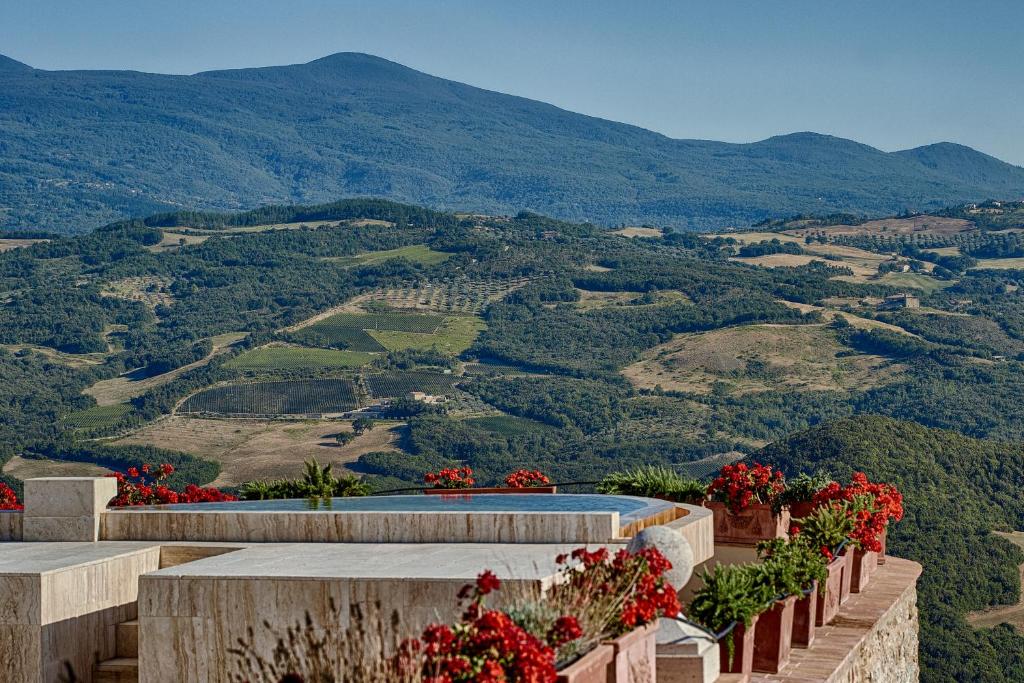 Castello di Velona Toscana con Piscina Privata in Camera Vista