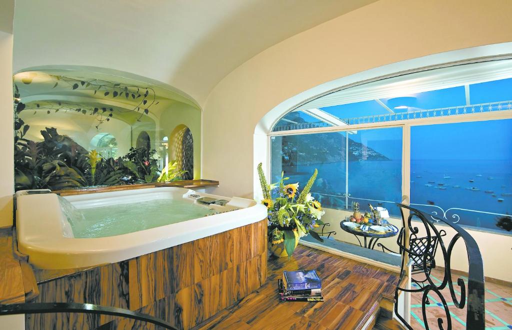 Covo Dei Saraceni Positano con Jacuzzi in Camera Covo Dei Saraceni Positano con Jacuzzi in Camera