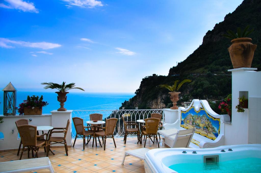 Idromassaggio sul Mare Positano Palazzo Marzoli charme Resort Idromassaggio sul Mare Positano Palazzo Marzoli charme Resort
