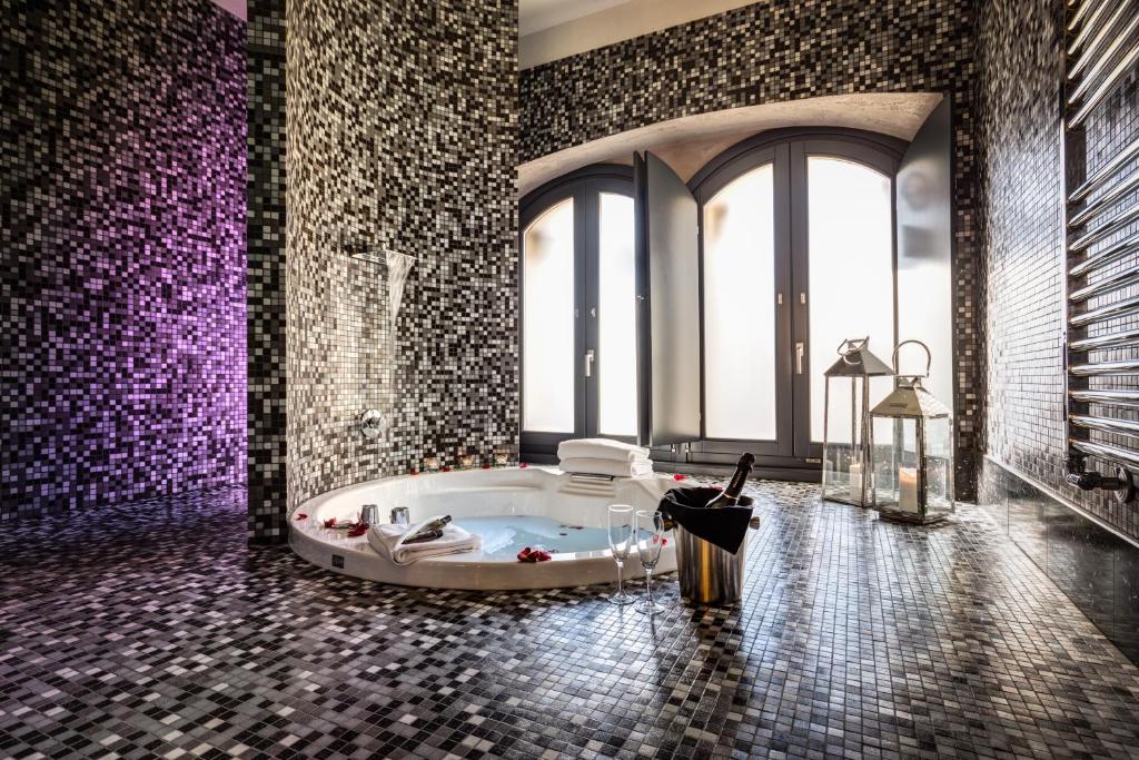 Jacuzzi in Camera Dharma Luxury Hotel Roma Jacuzzi in Camera Dharma Luxury Hotel Roma