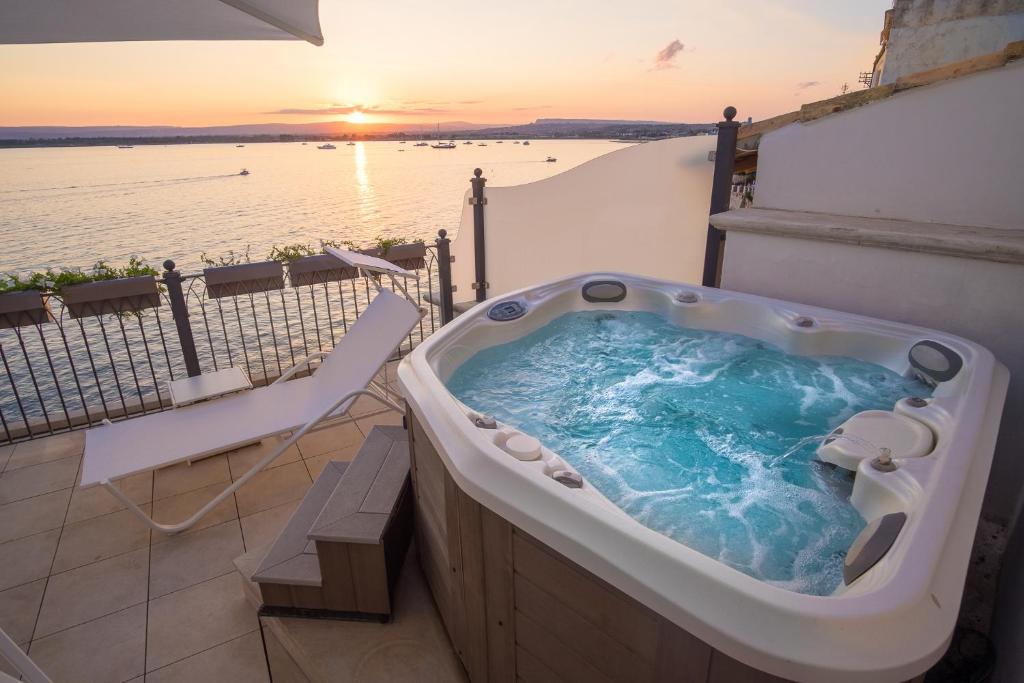 Palazzo Alfeo Aparthotel Siracusa con Jacuzzi in Terrazza sul Mare
