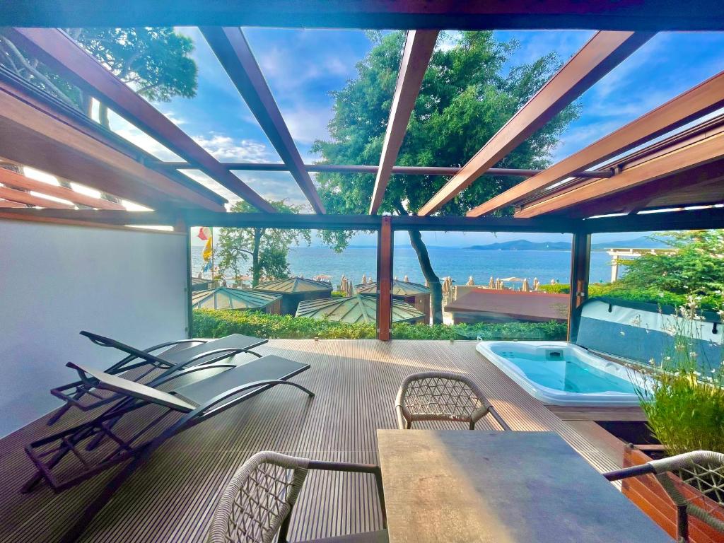 Piscina Idromassaggio in Camera Vista Mare Hotel La Bussola Beach & Golf Toscana