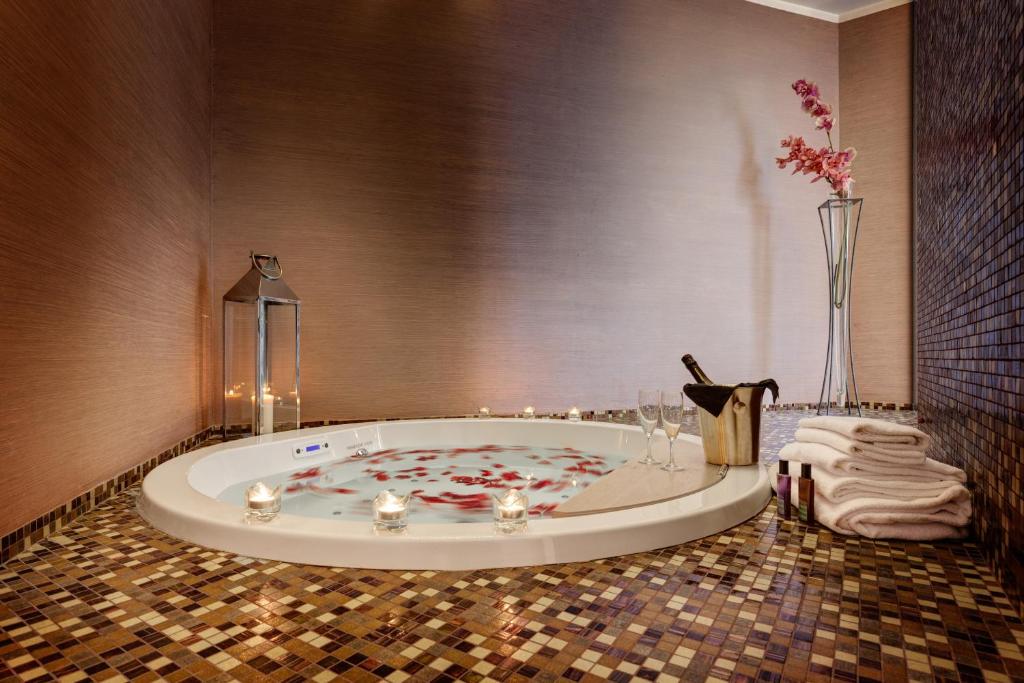 Suite Dharma Luxury Hotel Roma con Vasca Idromassaggio in Camera Suite Dharma Luxury Hotel Roma con Vasca Idromassaggio in Camera