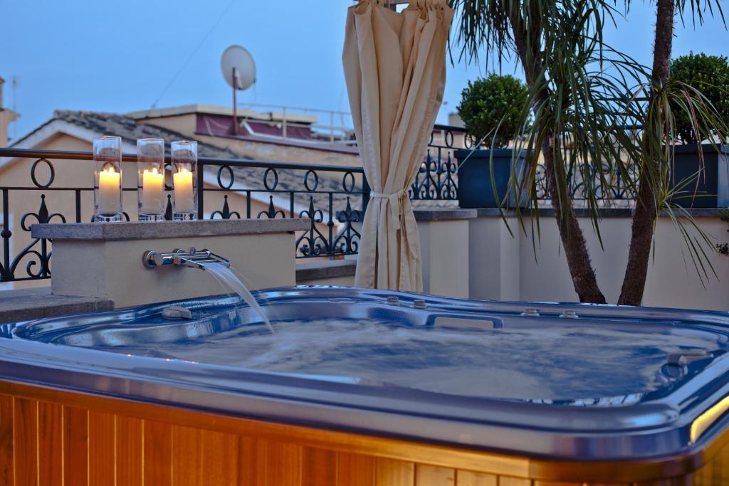 The First Arte Roma Preferred Hotels & Resorts con Piscina Idromassaggio in Camera The First Arte Roma Preferred Hotels & Resorts con Piscina Idromassaggio in Camera